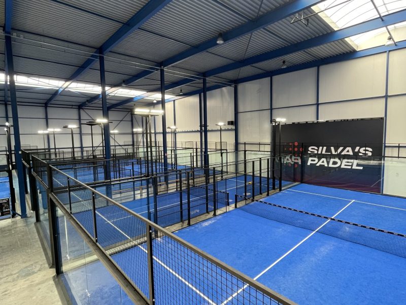 Foto padelbanen 1,2 en 3 vanaf indoordakterras